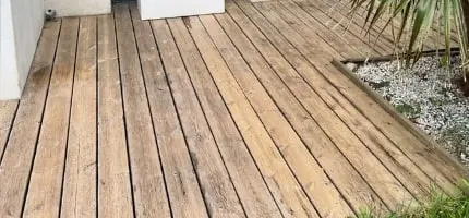 Après : terrasse en bois nettoyée à la teinte naturelle